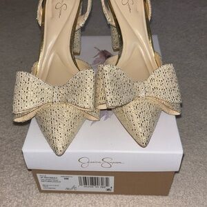 Jessica Simpson Natural and Gold bow Heels